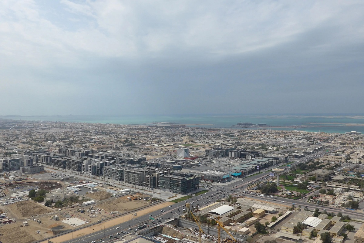 迪拜商貿城項目位於迪拜西南傑貝阿裏自由貿易區交易市場